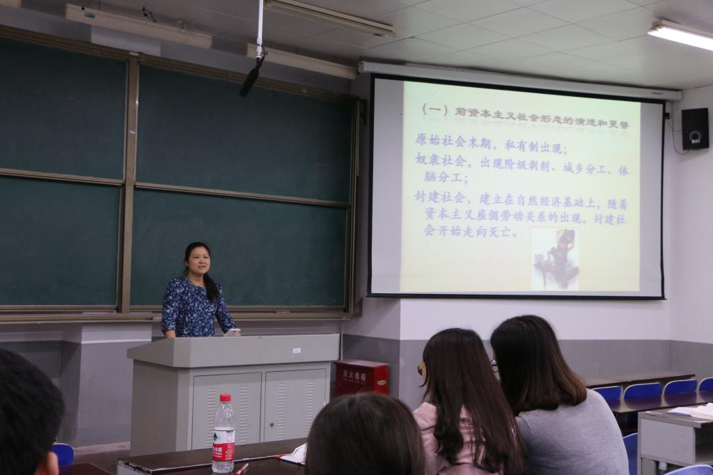 青年骨干教师刘蔚老师在讲课